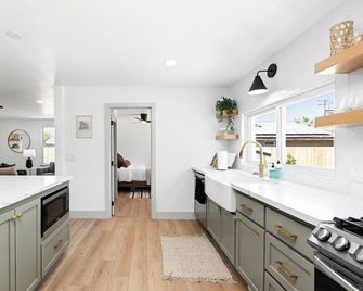 Historic Schoolhouse Retreat, Walk to Downtown Exeter - Exeter - Cocina