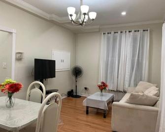 Newly renovated house, 10 minutes from Manhattan - 紐約 - 客廳