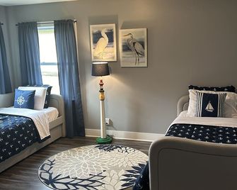 Cozy New Buffalo cottage with hot tub & fire pit. Short walk to downtown! - New Buffalo - Bedroom