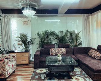 Tim Stayz Dehradun - Dehradun - Living room