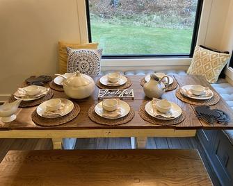 Idyllic Mountain and Lake Getaway - Gilford - Dining room
