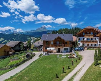 Apartment Ciasa Raut App Valüz with Mountain View, Garden & Wi-Fi - La Valle/Wengen - Budova