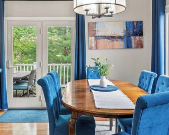 The Boulder Inn by Avantstay Indoor Hot Tub, Game Room, Outdoor Fire Pit - Lake Harmony - Dining room
