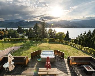 10 minutes from Penticton just off Skaha Lake, stunning views from Hot Tub! - Kaleden