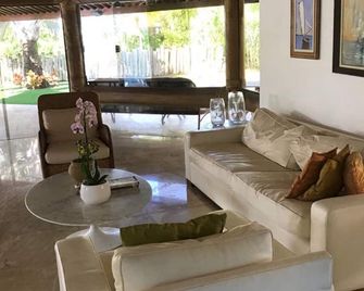 High standard house near the beach. A large chalet in an APA. - Lauro de Freitas - Living room