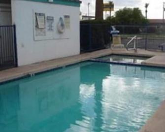 كولونايد موتل - ميسا - حوض السباحة