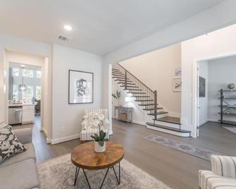 Spacious 4 bdr home with media room in Creekside Village! - Tomball - Living room