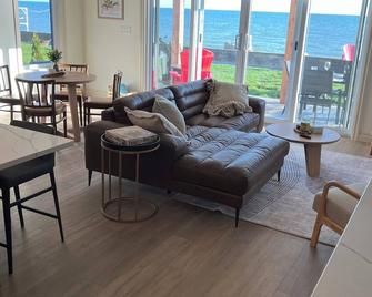 Anchor down on your private Beachfront Cottage - Amherstburg - Living room