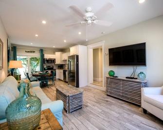Bayside Cutie at Bayside Bungalow: Anna Maria Island Getaway Near Pine Avenue! - Anna Maria - Living room
