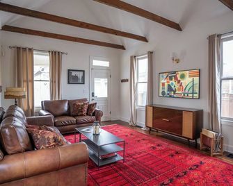 Charming 2-bedroom cottage with WiFi, AC, in the heart of German Village - Columbus - Living room