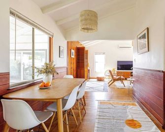 Serene & beautiful bohemian hilltop retreat - Glendale - Dining room