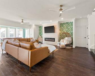 The Salty Bungalow - Pool, Pet Friendly, Walking distance to Beach! - Pass Christian - Living room