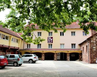 BF Hotel - Balatonföldvár - Clădire