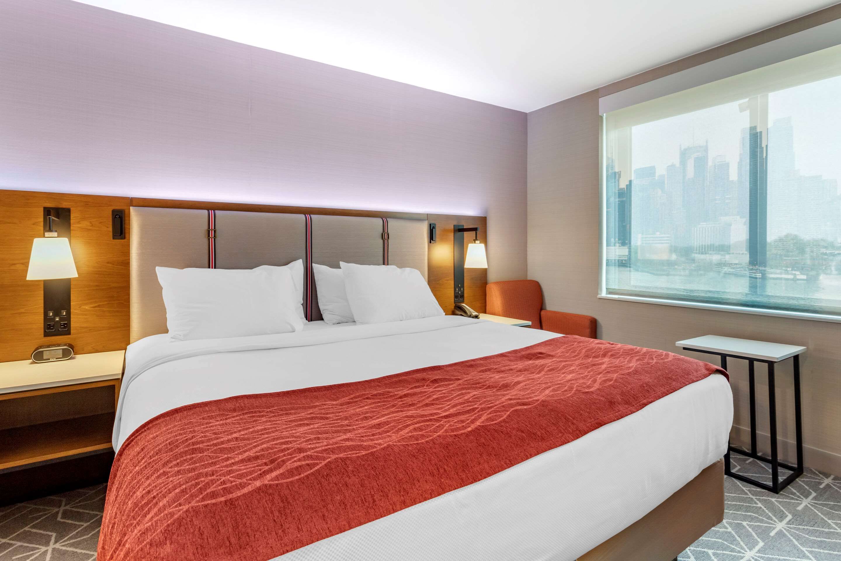 كومفرت إن جي ا وي ئيربورت - كوينز - غرفة نوم