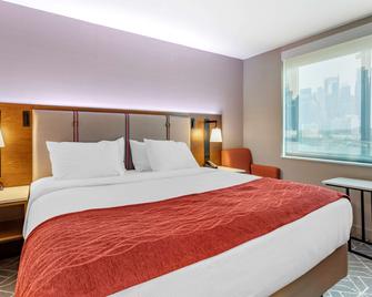 كومفرت إن جي ا وي ئيربورت - كوينز - غرفة نوم