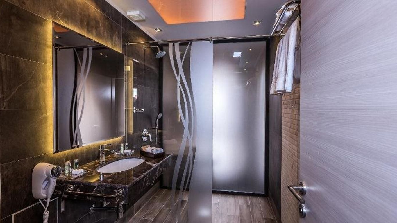 8 1/2 Art Guest House