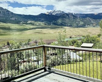 Quaint loft with spectacular views of the Gallatin Mountains - Gardiner - Balcony