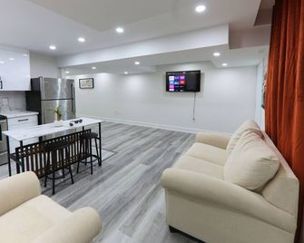 Clean & Cozy Home Near Downtown - Alliston - Living room