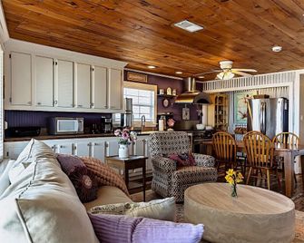 Blue Dolphin Inn and Cottages - Grand Isle