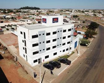 Bravo City Hotel Campo Verde - Campo Verde - Edificio