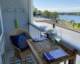 Completely renovated , cozy condo overlooking Smith Mountain Lake waits for you. - Huddleston - Balcón
