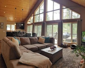 (Bed & Breakfast) ~ Private Mountain Dream Retreat - Brisco - Living room