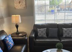 Cozy and Modern Home w/ King Bed and more! - Las Cruces - Living room