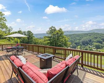 Hilltop Cabin w/ Stunning Views Minutes to Homestead Resort - Hot Springs - Balcón