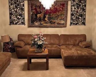 Luxurious 4-bedroom home with patio - Turlock - Wohnzimmer