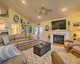 Kentucky Lake House with a Great Outdoor Space! - Gilbertsville - Living room