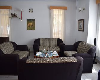 Tommy's Airport Hotel - Machakos - Living room