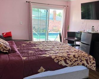 Just the two of us- Romantic pool view and private entry Sleeps 2 Near CSUN - Van Nuys - Bedroom