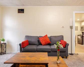 DTW Metro-Airport entire cozy house - Westland - Living room