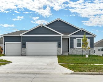 1 Mi to Golf Quiet Waukee Home with Fireplace! - Waukee - Building