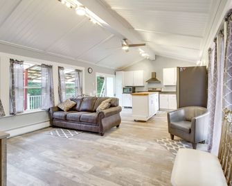 Cozy North Bend Getaway Near Dunes + Ocean! - North Bend - Living room