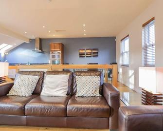 Wrenville - Keswick - Salon