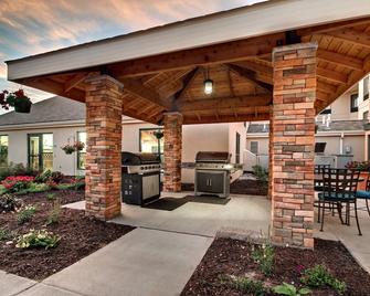 Free Breakfast. Pool. Downtown Location. Great for Business Travelers! - Middleton - Patio