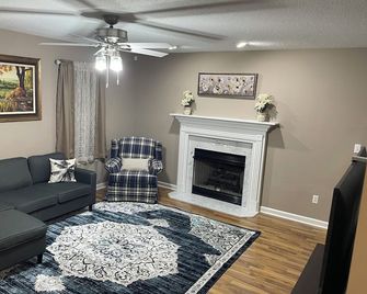 Spacious 4-bedroom house with scenic view in superb Ringgold with AC - Ringgold - Living room