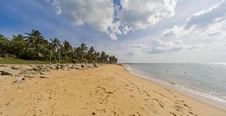Windmill Beach Rest Hotel - Negombo - Beach