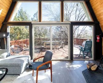 A-Frame cabin w/ game room, walking distance from Lake - Green Valley Lake - Living room