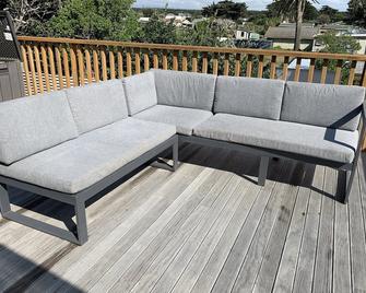 Stunning, sunny and renovated beach house with 2 spacious decks - Levin - Balkon