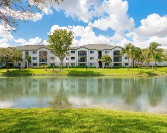 Bright and Modern Apartments at Palm Trace Landings in South Florida - Davie - Building