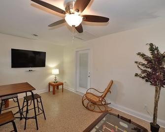 Trendy! Pro Cleaned, Self Check In - Sleeps 10 - Pleasant Prairie