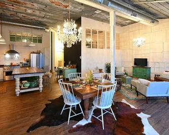 Sleep in a barn while enjoying the luxury accommodations and friendly farm animals on property! - Perry - Dining room