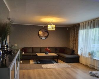 Villa for 10 persons with massage chair, sauna, billiard table and free electric vehicle station for electric cars - Hultsfred - Вітальня
