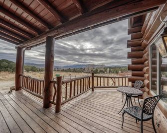 Bright Star Ranch-Beautiful, Spacious home with Hot Tub! Dog Friendly - Salida - Balcony