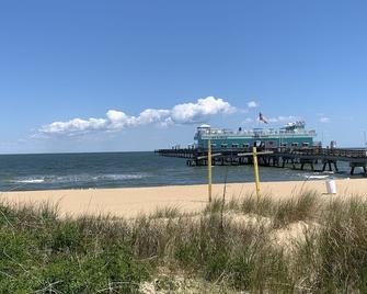 Beachfront Cottage Best Location in Ocean View! cottage - Norfolk - Playa