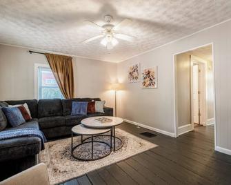 The Fox's Den w King Bed-Fire Pit-Fenced Backyard - Pataskala - Living room