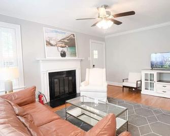 Cozy Plaza Midwood Charmer, Close to it All - Wesley Chapel - Wohnzimmer