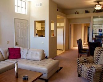 Planet Claire - Swanky Palm Springs Condo sleeps 2-4 - Palm Springs - Sala de estar